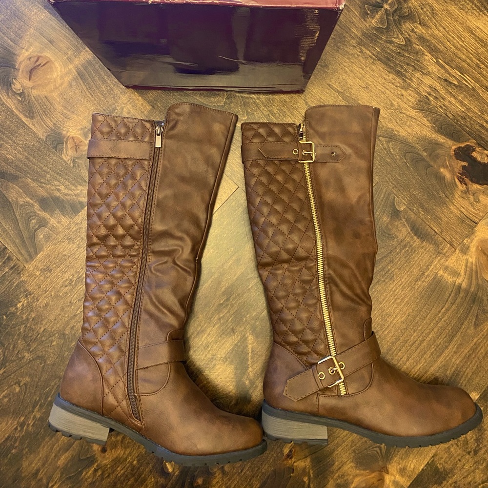 Forever Women’s Mango21 Quilted Zipper Accent Boot